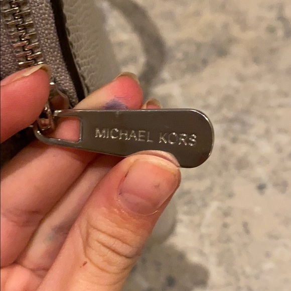 Authentic Michael Kors pearl gray leather purse - Picture 3 of 7